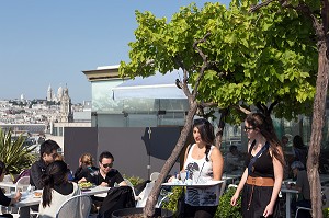 TERRASSE SUR LES TOITS DE PARIS DU PRINTEMPS, PANORAMA SUR LA VILLE, LES GRANDS MAGASINS, PARIS (75), FRANCE 