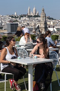 TERRASSE SUR LES TOITS DE PARIS DU PRINTEMPS, PANORAMA SUR LA VILLE, LES GRANDS MAGASINS, PARIS (75), FRANCE 