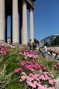 DETENTE AU SOLEIL SUR LES MARCHES FLEURIES D'HORTENSIAS, EGLISE DE LA MADELEINE, PLACE DE LA MADELEINE, PARIS (75), FRANCE 