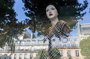 VITRINE DU MAGASIN DIOR (MANNEQUIN ET ROBE) DEVANT LES REFLETS DES IMMEUBLES DE LA RUE ROYALE, PARIS (75), FRANCE 