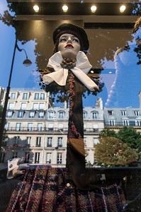 VITRINE DU MAGASIN DE MODE CHANEL DEVANT LES REFLETS DES IMMEUBLES DE LA RUE ROYALE, PARIS (75), FRANCE 