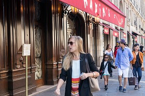 PASSANT DEVANT LA FACADE DU RESTAURANT ET MUSEE MAXIM'S, RUE ROYALE, PARIS (75), FRANCE 