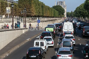 VELOS ET PISTE CYCLABLE DEVANT LES BOUCHONS DU TRAFIC ROUTIER DE LA VOIE GEORGES POMPIDOU, PARIS (75), FRANCE 
