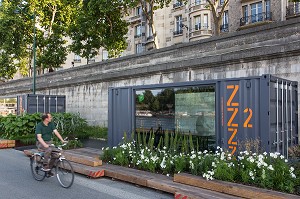 BERGES DE SEINE INTERDITES A LA CIRCULATION, LIEU DE PROMENADE ET D'ANIMATION DES PARISIENS, LES CONTAINERS ZZZ SONT DES LIEUX DE DETENTE AGREMENTES DE JARDIN QU'IL EST POSSIBLE DE LOUER, QUAI ANATOLE FRANCE, PARIS (75), FRANCE 