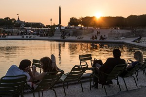 DETENTE SUR LES CHAISES AUTOUR DES BASSINS DU JARDIN DES TUILERIES AU COUCHER DE SOLEIL PARIS (75), FRANCE 