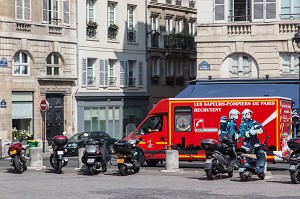 CAMION DES SAPEURS-POMPIERS DE PARIS QUI RECRUTENT, PARIS (75), FRANCE 