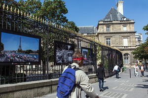 EXPOSITION PHOTOGRAPHIQUE SUR LES GRILLES DU JARDIN DU LUXEMBOURG, PARIS (75), FRANCE 