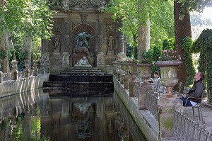 DETENTE A L'OMBRE AUTOUR DE LA FONTAINE MEDICIS, JARDIN DU LUXEMBOURG, PARIS (75), FRANCE 
