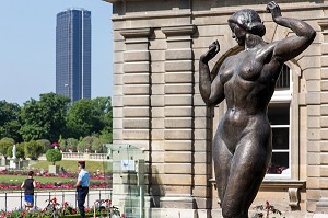 STATUE DE LA FEMME AUX POMMES (1937) DE JEAN TERZIEFF DEVANT LE SENAT DANS LE JARDIN DU LUXEMBOURG, PARIS (75), FRANCE 