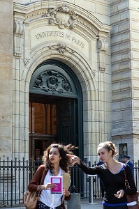 JEUNES ETUDIANTES DEVANT L'ENTREE DE LA FACULTE DE LA SORBONNE, PARIS (75), FRANCE 