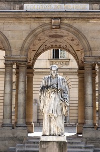 STATUE DE GUILLAUME BUDE, COLLEGE DE FRANCE, PARIS (75), FRANCE 