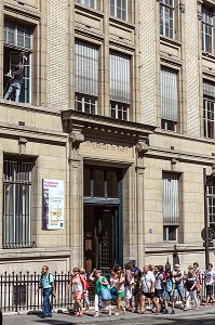 VISITE D'UN GROUPE DE TOURISTES DEVANT LA FACULTE DE LA SORBONNE, PARIS (75), FRANCE 