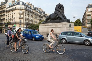 BUS PARISIEN DE LA RATP DEVANT LE LION DE BELFORT D'AUGUSTE BARTHOLDI DE 1880, PLACE DENFERT-ROCHEREAU, PARIS (75), FRANCE 