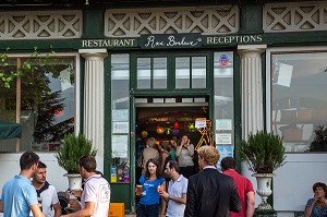 LA GINGUETTE ROSA BONHEUR, TERRASSE DU CAFE RESTAURANT, PARC DES BUTTES CHAUMONT CREE EN 1867 POUR L'EXPOSITION UNIVERSELLE, PARIS (75), FRANCE 