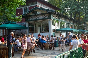 LA GINGUETTE ROSA BONHEUR, TERRASSE DU CAFE RESTAURANT, PARC DES BUTTES CHAUMONT CREE EN 1867 POUR L'EXPOSITION UNIVERSELLE, PARIS (75), FRANCE 