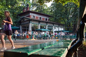 LA GINGUETTE ROSA BONHEUR, TERRASSE DU CAFE RESTAURANT, PARC DES BUTTES CHAUMONT CREE EN 1867 POUR L'EXPOSITION UNIVERSELLE, PARIS (75), FRANCE 