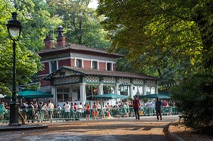 LA GINGUETTE ROSA BONHEUR, TERRASSE DU CAFE RESTAURANT, PARC DES BUTTES CHAUMONT CREE EN 1867 POUR L'EXPOSITION UNIVERSELLE, PARIS (75), FRANCE 