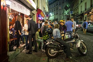 AMBIANCE DE RUE AVEC LES CLIENTS, CAFE RESTAURANT PARISIEN, LA NUIT, RUE LEPIC, PARIS (75), FRANCE 