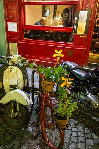 AMBIANCE DE CAFE RESTAURANT PARISIEN, LA NUIT, RUE LEPIC, PARIS (75), FRANCE 