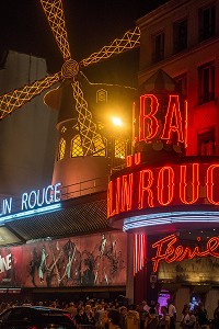 MOULIN ROUGE, AMBIANCE DE NUIT, PLACE BLANCHE, BOULEVARD DE CLICHY, PARIS (75), FRANCE 