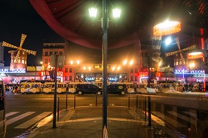 MOULIN ROUGE, AMBIANCE DE NUIT, PLACE BLANCHE, BOULEVARD DE CLICHY, PARIS (75), FRANCE 