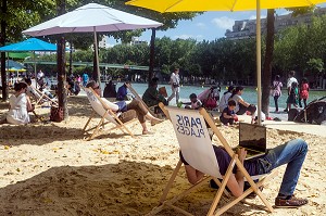 TRANSATS ET PARASOLS A PARIS PLAGE, SUR LES BORDS DU CANAL DE L'OURCQ, QUAI DE SEINE, PARIS (75), FRANCE 