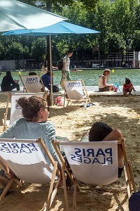 TRANSATS ET PARASOLS A PARIS PLAGE, SUR LES BORDS DU CANAL DE L'OURCQ, QUAI DE SEINE, PARIS (75), FRANCE 