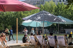 TRANSATS ET PARASOLS A PARIS PLAGE, SUR LES BORDS DU CANAL DE L'OURCQ, QUAI DE SEINE, PARIS (75), FRANCE 