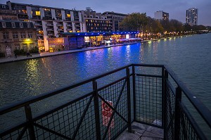 LES BORDS DU BASSIN DE LA VILLETTE AVEC LES CINEMAS MK2, QUAI DE LA LOIRE ET QUAI DE SEINE, PARIS 19 EME, FRANCE 