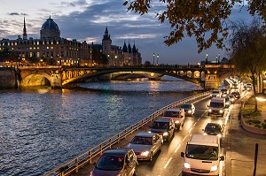 CIRCULATION SUR LES QUAIS DE SEINE, QUAI DE LA CORSE ET PONT NOTRE-DAME, 4 EME, PARIS, FRANCE 