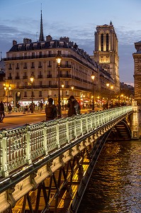 PONT D'ARCOLE SUR LA SEINE ET CATHEDRALE NOTRE-DAME, 4 EME, PARIS LA NUIT, FRANCE 