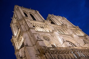 FACADE DE LA CATHEDRALE NOTRE-DAME-DE-PARIS, SITUEE SUR L'ILE DE LA CITE, 4 EME, PARIS LA NUIT, FRANCE 