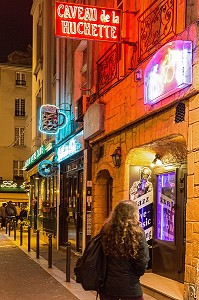 ENTREE DE LA BOITE DE JAZZ, LE CAVEAU DE LA HUCHETTE, RUE DE LA HUCHETTE, 5 EME, PARIS LA NUIT, FRANCE 