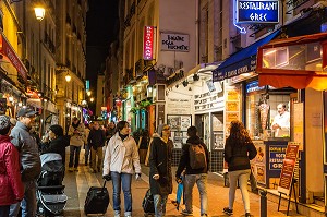 AMBIANCE NOCTURNE ANIMEE DE BARS, PUB, BISTROT, RESTAURANT GREC, THEATRE, RUE DE LA HUCHETTE, 5 EME, PARIS LA NUIT, FRANCE 
