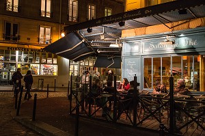 BOULANGERIE ARTISANALE ET LIBRAIRIE GIBERT JEUNE SCIENCES HUMAINES, RUE DE LA HARPE ET RUE DE LA ROQUETTE, 5 EME, PARIS LA NUIT, FRANCE 