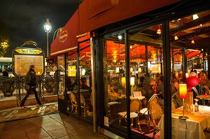 AMBIANCE NOCTURNE ANIMEE, CAFE LE DEPART SAINT-MICHEL ET STATION DE METRO, PLACE SAINT-MICHEL, QUARTIER LATIN, 5 EME, PARIS LA NUIT, FRANCE 