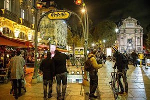 AMBIANCE NOCTURNE ANIMEE A LA SORTIE DU METRO, FONTAINE ET PLACE SAINT-MICHEL, QUARTIER LATIN, 5 EME, PARIS LA NUIT, FRANCE 