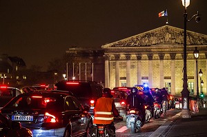 CIRCULATION EN EMBOUTEILLAGE DEVANT L'ASSEMBLEE NATIONALE, PALAIS BOURBON, PARIS LA NUIT, 7 EME, FRANCE 