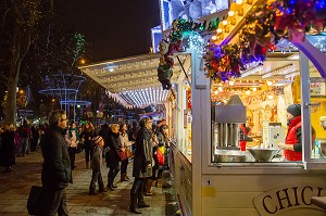 LES BOUTIQUES DU MARCHE, PARIS VILLAGE DE NOEL, AVENUE DES CHAMPS-ELYSEES, PARIS LA NUIT, 8 EME, FRANCE 