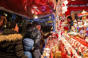 LES BOUTIQUES DU MARCHE, PARIS VILLAGE DE NOEL, AVENUE DES CHAMPS-ELYSEES, PARIS LA NUIT, 8 EME, FRANCE 