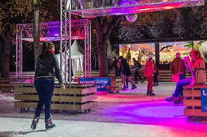 LA PATINOIRE DU PARIS VILLAGE DE NOEL, AVENUE DES CHAMPS-ELYSEES, PARIS LA NUIT, 8 EME, FRANCE 