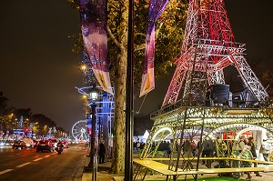 MAQUETTE DE LA TOUR EIFFEL ET LA GRANDE ROUE DE LA CONCORDE, PARIS VILLAGE DE NOEL, AVENUE DES CHAMPS-ELYSEES, PARIS LA NUIT, 8 EME, FRANCE 