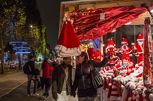 LES BOUTIQUES DU MARCHE, PARIS VILLAGE DE NOEL, AVENUE DES CHAMPS-ELYSEES, PARIS LA NUIT, 8 EME, FRANCE 