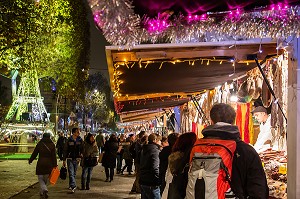 LES BOUTIQUES DU MARCHE, PARIS VILLAGE DE NOEL, AVENUE DES CHAMPS-ELYSEES, PARIS LA NUIT, 8 EME, FRANCE 