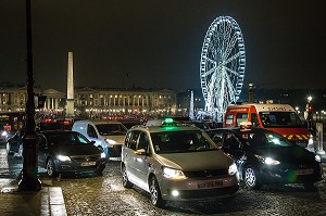 CIRCULATION ET EMBOUTEILLAGE SUR LA PLACE DE LA CONCORDE AVEC LA GRANDE ROUE, PARIS LA NUIT, 8 EME, FRANCE 