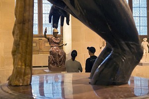 VISITEURS DEVANT LA STATUE DE MINERVE ASSISE RESTAUREE EN ROME, DANS LA SALLE DES MANEGES, MUSEE DU LOUVRE, PARIS (75), FRANCE 