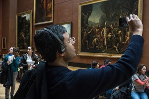 VISITEUR PRENANT UNE PHOTO AVEC SON SMARTPHONE DANS LA SALLE DES PEINTURES FRANCAISES, MUSEE DU LOUVRE, PARIS (75), FRANCE 