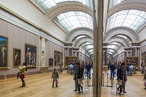 VISITEURS DANS LA SALLE DES PEINTURES ITALIENNES, MUSEE DU LOUVRE, PARIS (75), FRANCE 