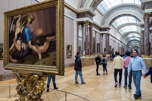 VISITEURS DANS LA SALLE DES PEINTURES ITALIENNES, MUSEE DU LOUVRE, PARIS (75), FRANCE 