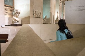 VISITEURS DANS LA SALLE DU MANEGE, MUSEE DU LOUVRE, PARIS (75), FRANCE 